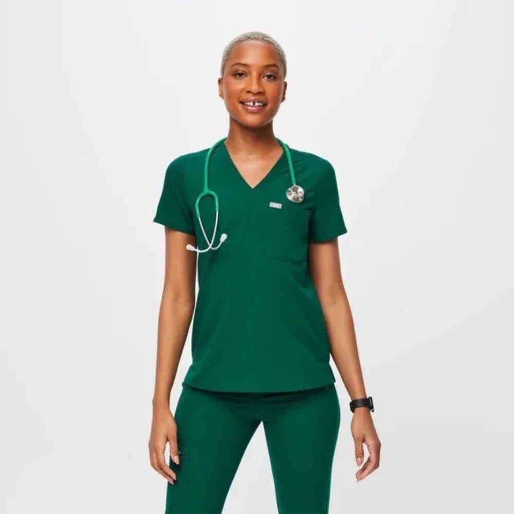 Wear FIGS - Catarina One-Pocket Scrub Top - Hunter Green - XS
